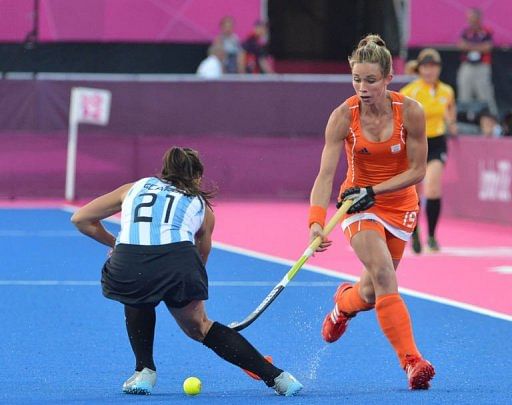 Ellen Hoog - Dutch field hockey gold medalist  Field hockey, Sports women,  Womens field hockey