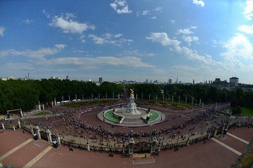 Marathon runners race around the Queen Victoria monument in London