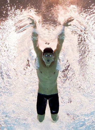 US swimmer Michael Phelps swims the butterfly leg in the men&#039;s 4x100m medley relay final