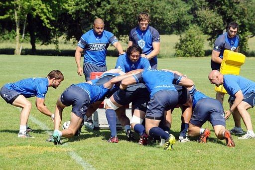 Castres&#039; rugby union team head coach Laurent Travers (R) gives instructions to his players during a training session