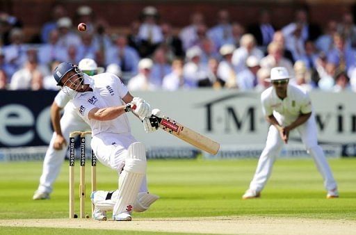 Andrew Strauss avoids a short ball from South Africa&#039;s Morne Morkel