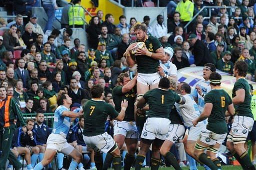 South Africa&#039;s Andries Bekker (C) catches the ball in a line-out