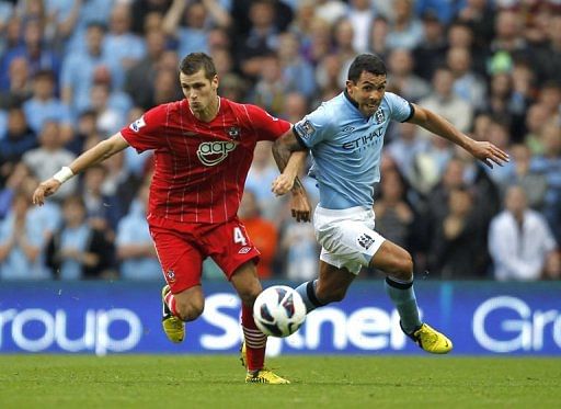 Southampton&#039;s French player Morgan Schneiderlin (L) and Manchester City&#039;s Argentinian player Carlos Tevez