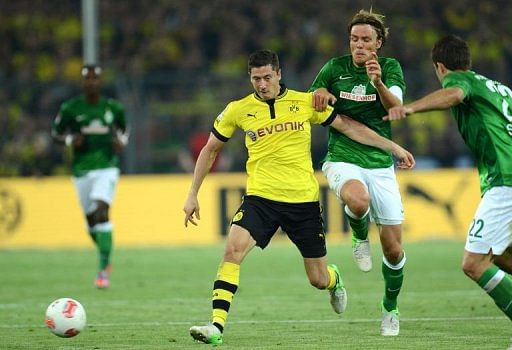Dortmund&#039;s Polish striker Robert Lewandowski (C-L) and Werder Bremen&#039;s defender Clemens Fritz (C-R)