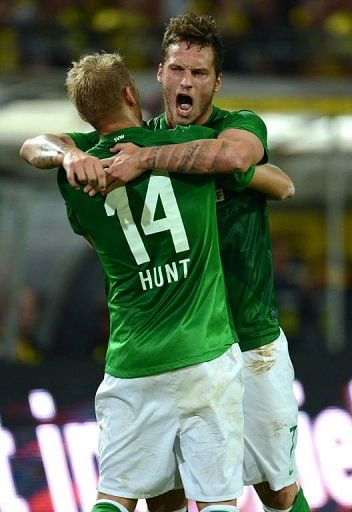 Bremen&#039;s Austrian striker Marko Arnautovic (R) and Bremen&#039;s midfielder Aaron Hunt