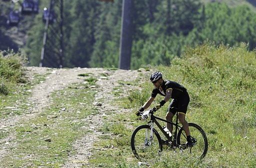 Lance Armstrong finishes the Power of Four Mountain Bike Race on Aspen Mountain