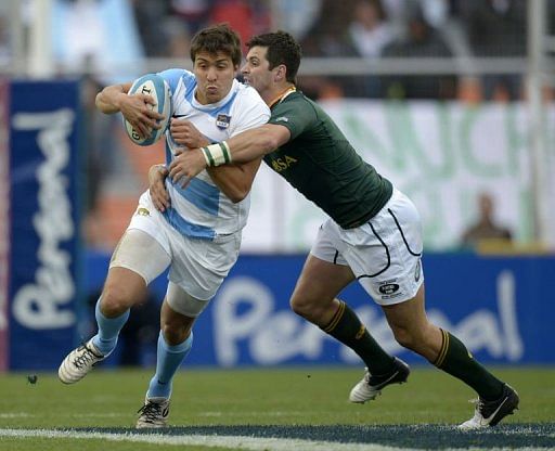 Argentina&#039;s fullback Lucas Gonzalez Amorosino (L) is tackled by South Africa&#039;s fly half Morne Steyn