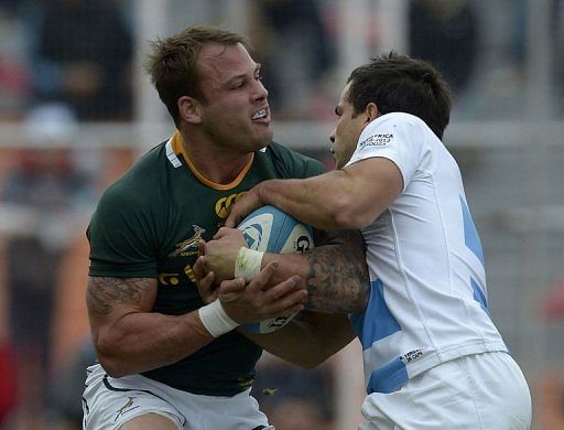 South Africa&#039;s scrum half Francois Hougaard (L) is tackled by Argentina&#039;s scrum half Nicolas Vergallo