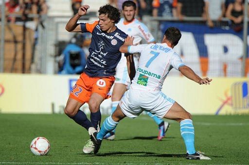 Montpellier&#039;s Benjamin Stambouli (L) vies with Marseille&#039;s Benoit Cheyrou