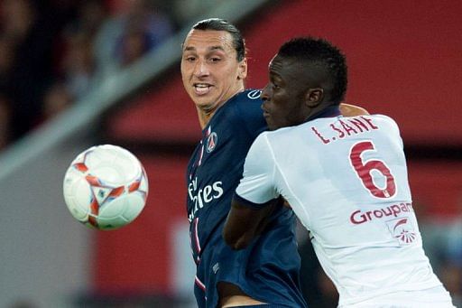 Paris Saint-Germain&#039;s Zlatan Ibrahimovic (L) vies with Bordeaux&#039;s Ludovic Sane