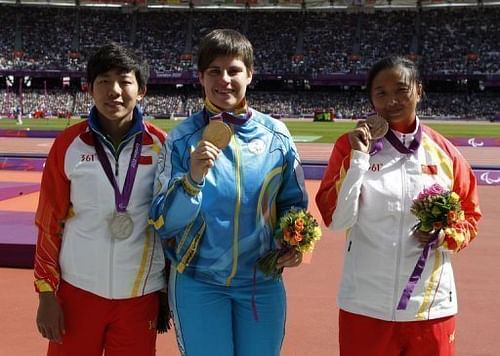 Discus athletes Ukraine's Mariia Pomazan (C) poses with China's Wu Qing (L) and China's Bao Jiongyu