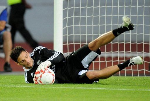 Tottenham sign Fulham's Clint Dempsey and Lyon's Hugo Lloris