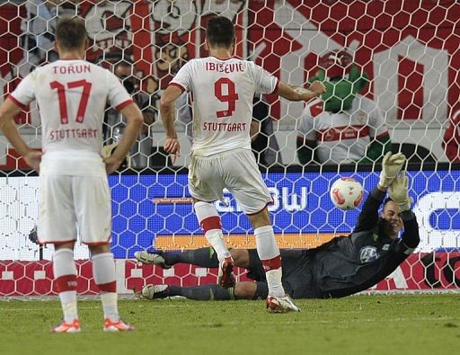Wolfsburg&#039;s Swiss goalkeeper Diego Benaglio (R) saves a penalty shot of Stuttgart&#039;s Vedad Ibisevic