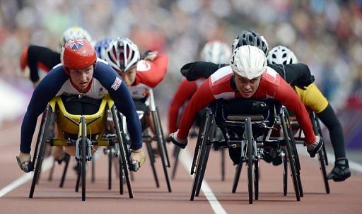 Edith Wolf (right) leads the pack pursued by Great Britain&#039;s Shelly Woods (left)