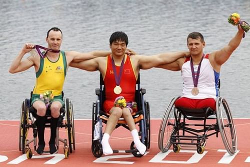 China's Cheng Huang (C) celebrates winning the gold medal in the AS men single sculls