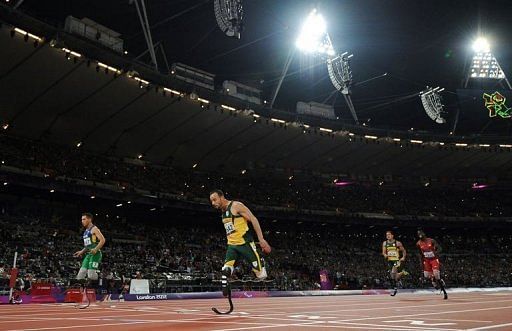 Brazil&#039;s Alan Fonteles Cardoso Oliveira (L) beats South Africa&#039;s Oscar Pistorius (2nd L)