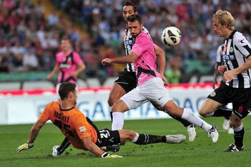 Juventus&#039; Montenegrin forward Mirko Vucinic (C) faces Udinese goalkeeper Daniele Padelli