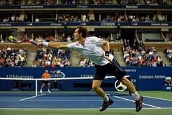 Murray rolls into Open last eight, Federer walks in
