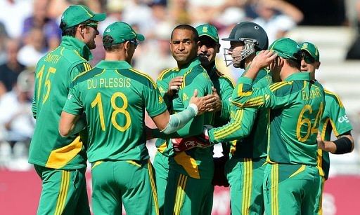 South Africa&#039;s Robin Peterson (C) celebrates the wicket of England&#039;s Ian Bell