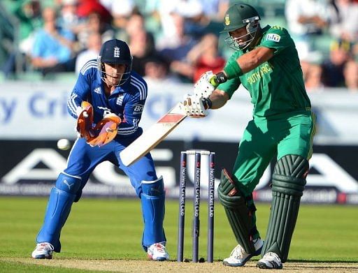 South Africa&#039;s Jacques Kallis (R) bats as he is watched by England&#039;s Craig Kieswetter