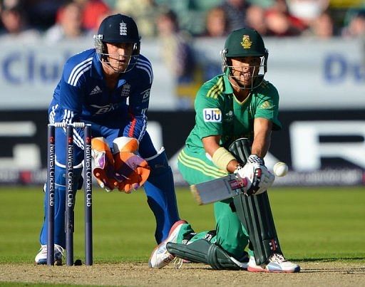 South Africa's JP Duminy (R) bats watched by England's Craig Kieswetter