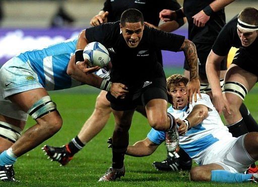 New Zealand&#039;s Aaron Smith is tackled by Argentina&#039;s Patricio Albacete (L) and Gonzalo Camacho (R)