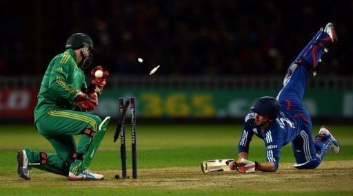 England&#039;s Craig Kieswetter (R) makes it back before he can be stumped by S. Africa&#039;s AB de Villiers