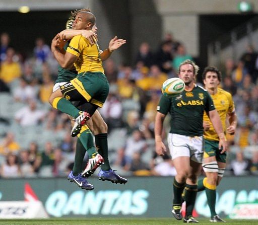 Australian captain Will Genia (2nd L) clashes with Zane Kirchner (L) from South Africa, on September 8