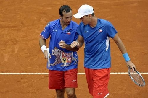 Czech Republic's Tomas Berdych (L) talks with teammate Radek Stepanek