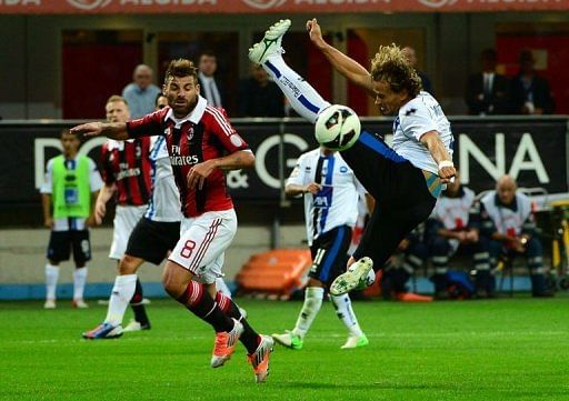 AC Milan&#039;s forward midfielder Antonio Nocerino (L) fights for the ball with Atalanta&#039;s defender Thomas Manfredini