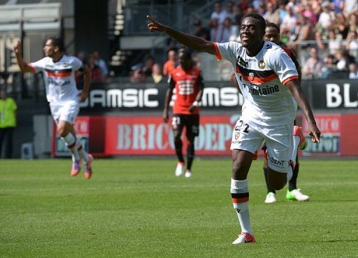 Lorient&#039;s French midfielder Alain Traore (R) celebrates after scoring