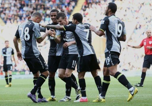 Tottenham Hotspurs&#039; Gareth Bale (C) celebrates with teammates after scoring Tottenham&#039;s second goal