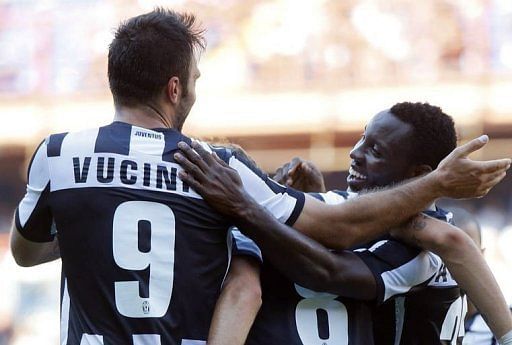 Juventus&#039; Kwadwo Asamoah (R) celebrates with teammate Mirko Vulcinic
