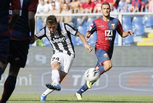 Juventus&#039; Emanuele Giaccherini (L) kicks the ball