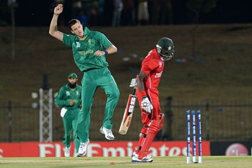 South African cricketer Morne Morkel (C) celebrates after he dismissed Zimbabwe cricketer Vusi Sibanda