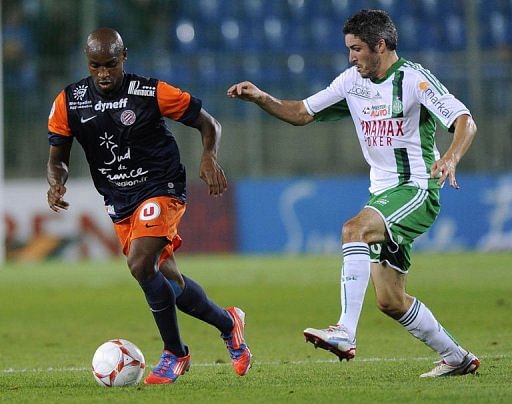Montpellier&#039;s Senegalese forward Souleymane Camara (L) vies with Saint-Etienne&#039;s French midfielder Jeremy Clement