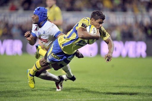 Clermont&#039;s centre Wesley Fofana scores a try