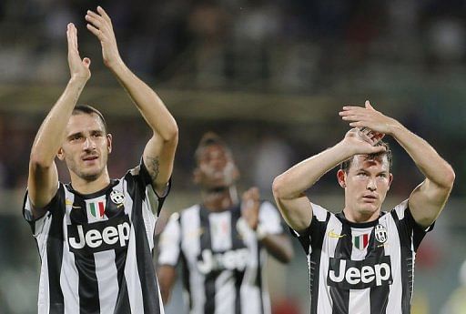 Juventus&#039; Leonardo Bonucci (L) and teammate Stephan Lichtsteiner