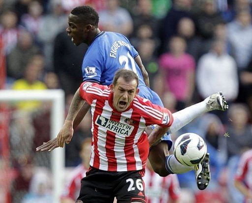 Sunderland&#039;s striker Steven Fletcher clashes with Wigan&#039;s defender Maynor Figueroa (up)