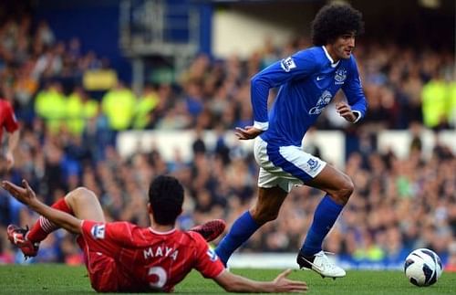 Everton's midfielder Marouane Fellaini (R) clashes with Southampton's defender Maya Yoshida Everton's midfielder Marouane Fellaini (R) clashes with Southampton's defender Maya Yoshida