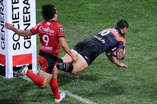 Toulouse&#039;s fly-half Luc McAlister (R) scores a try