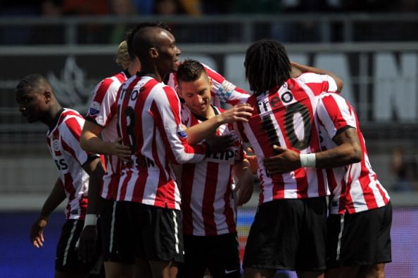 PSV, Vitesse close in on Dutch league leaders Twente