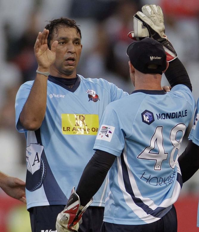 All-round Mahmood pushes Kolkata Knight Riders to the brink
