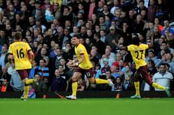 Giroud off the mark, Cazorla magical