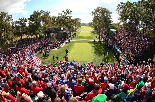 Fans circle the first tee during the Singles Matches