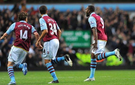 Aston Villa&#039;s Darren Bent (R) celebrates after scoring