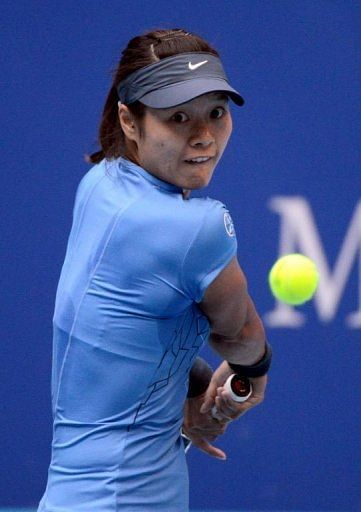 Li Na sped to an early 3-1 lead before falling away in the second set