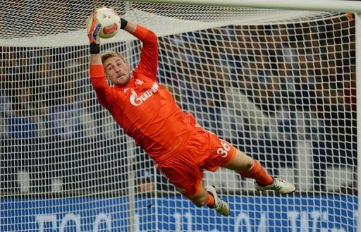 Schalke&#039;s goalkeeper Lars Unnerstall plays the ball