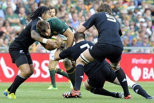 South Africa&#039;s Willem Alberts (2nd L) is tackled by New Zealand&#039;s Ma&#039;a Nonu (L) and captain Richie McCaw (2nd R)