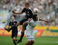 Moenchengladbach's Juan Arango (R) and Frankfurt's Sebastian Jung
